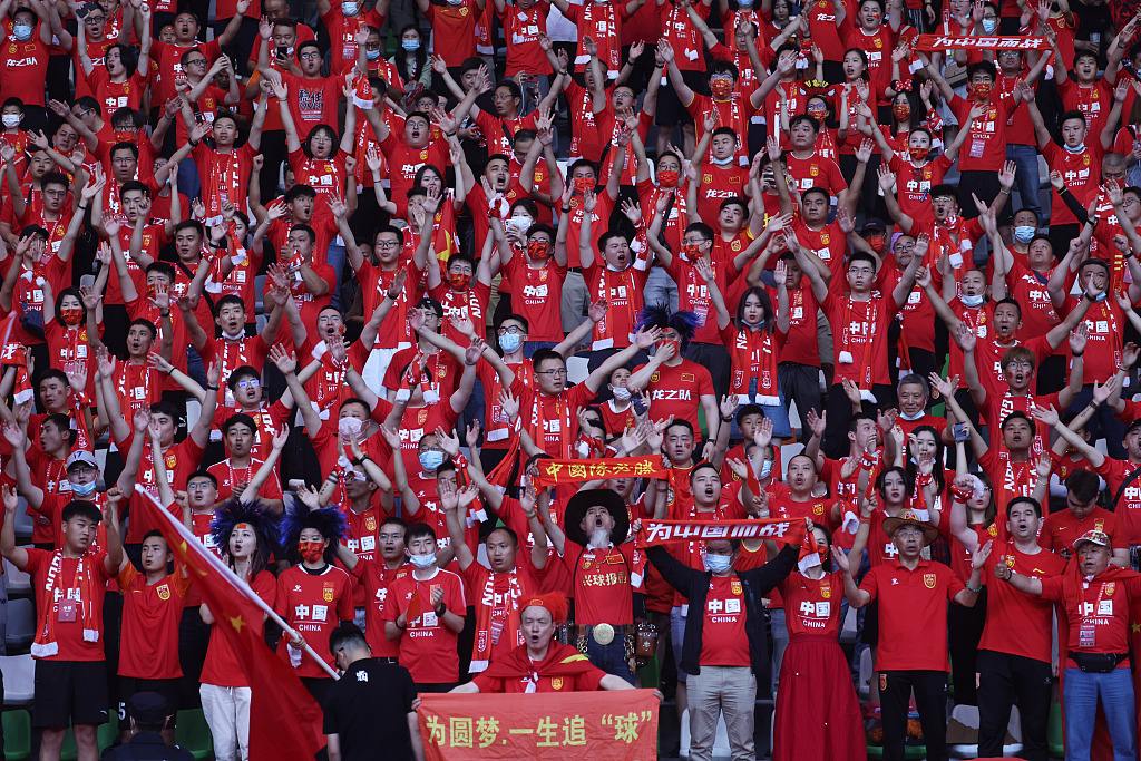 足球赛场上一幕感人事迹震动人心，铭记他人友情的简单介绍
